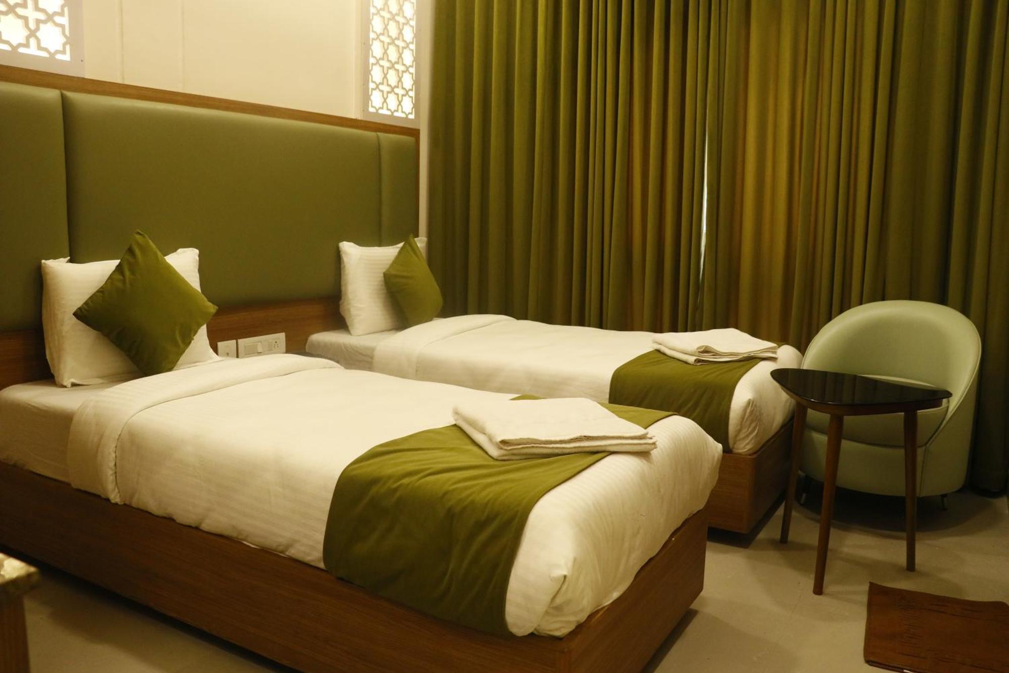 Hotel Cosmo Grande à Chennai Extérieur photo